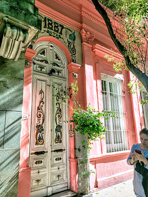 https://amazeddotblog.files.wordpress.com/2020/09/buenos-aires-umberto-airbnb-photo-fc.jpg?w=484