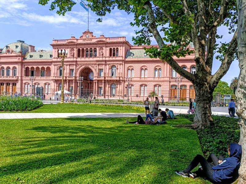 https://amazeddotblog.files.wordpress.com/2020/09/buenos-aires-casa-rosada-photo-fc.jpg?w=927