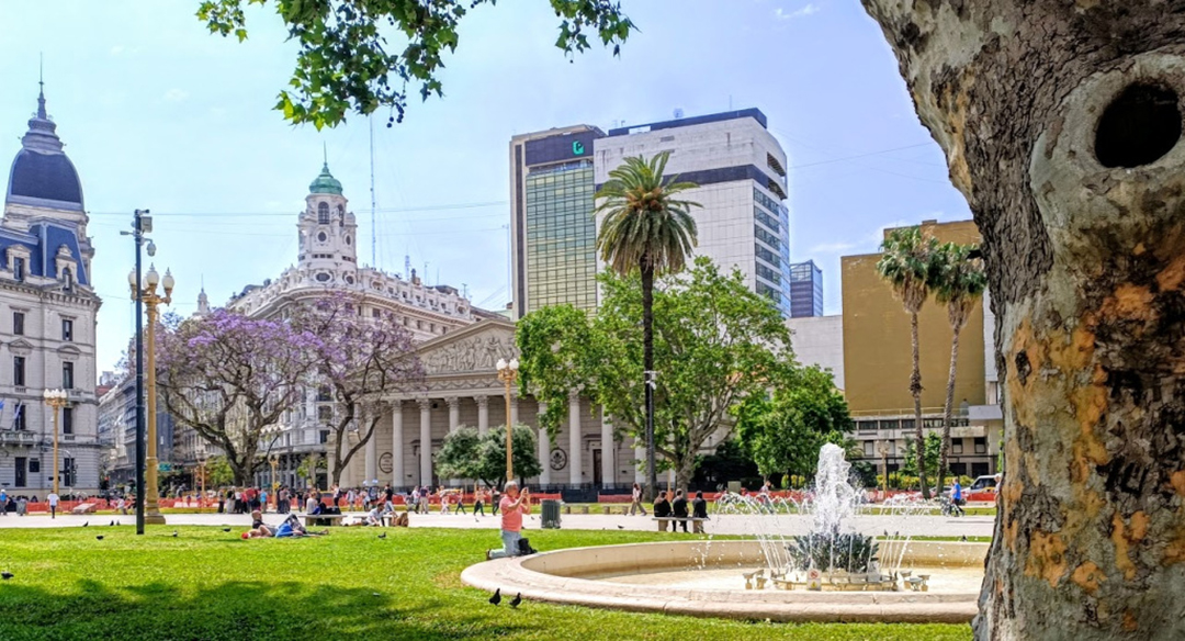 https://amazeddotblog.files.wordpress.com/2020/09/buenos-aires-plaza-de-mayo-barrio-montserrat-avec-en-face-catedral-metropolitana-de-buenos-aires-photo-fc.jpg?w=1024