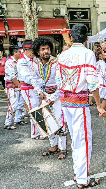 https://amazeddotblog.files.wordpress.com/2020/09/buenos-aires-avenida-de-mayo-defile-des-minorites-photo-fc.jpg?w=364