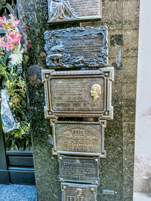 https://amazeddotblog.files.wordpress.com/2020/09/buenos-aires-recoleta-eva-peron-alignement-depitaphes-photo-fc-1.jpg?w=484