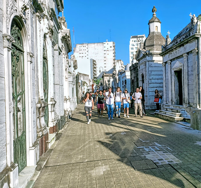 https://amazeddotblog.files.wordpress.com/2020/09/buenos-aires-recoleta-vers-le-mausolee-deva-peron-photo-fc-1.jpg?w=690