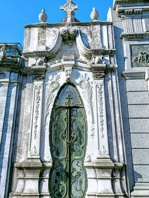 https://amazeddotblog.files.wordpress.com/2020/09/buenos-aires-recoleta-cementario-art-deco-photo-fc.jpg?w=484