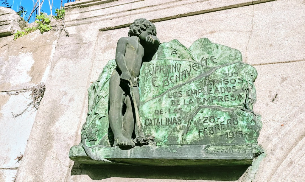 https://amazeddotblog.files.wordpress.com/2020/09/buenos-aires-recoleta-cementario-plaque-enfant-photo-fc.jpg?w=1024