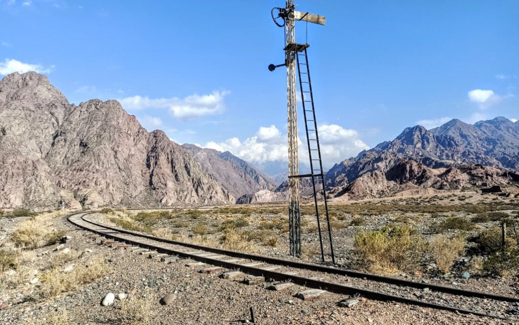 https://amazeddotblog.files.wordpress.com/2020/09/argentina-mendoza-la-traversee-des-andes-vers-le-chili-par-lancienne-voie-de-chemin-de-fer-photo-fc.jpg?w=1024